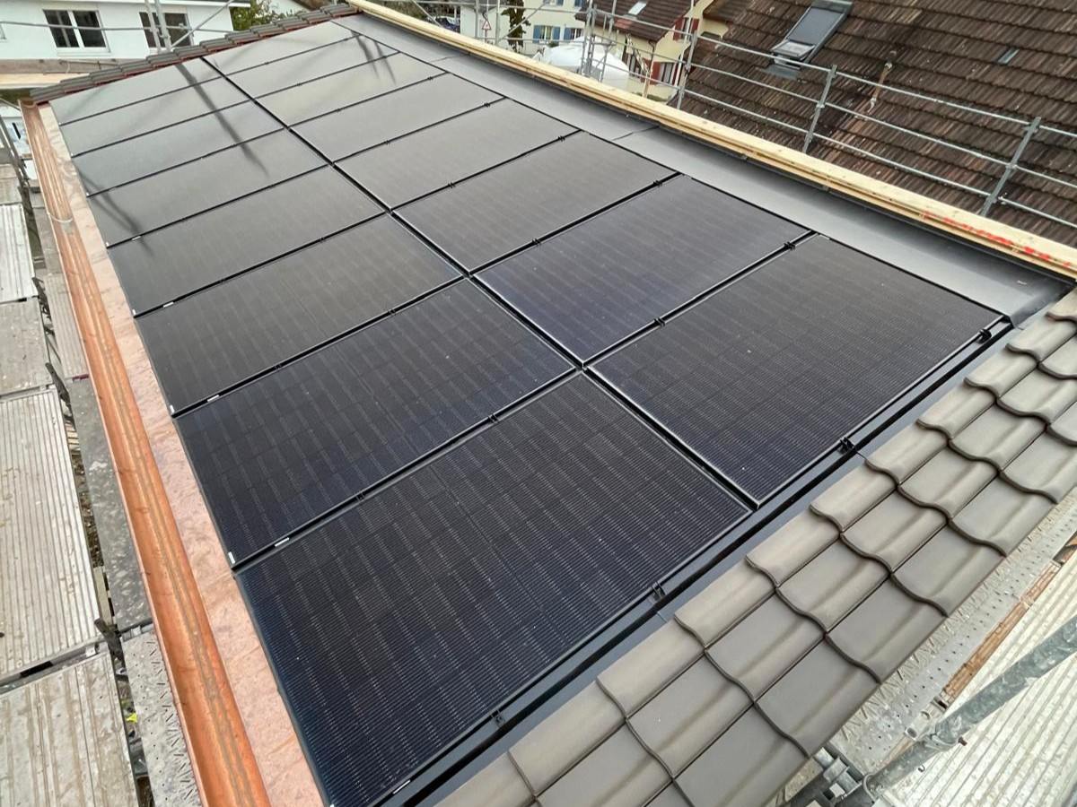 Montage einer Indach-Solaranlage in Möhlin
